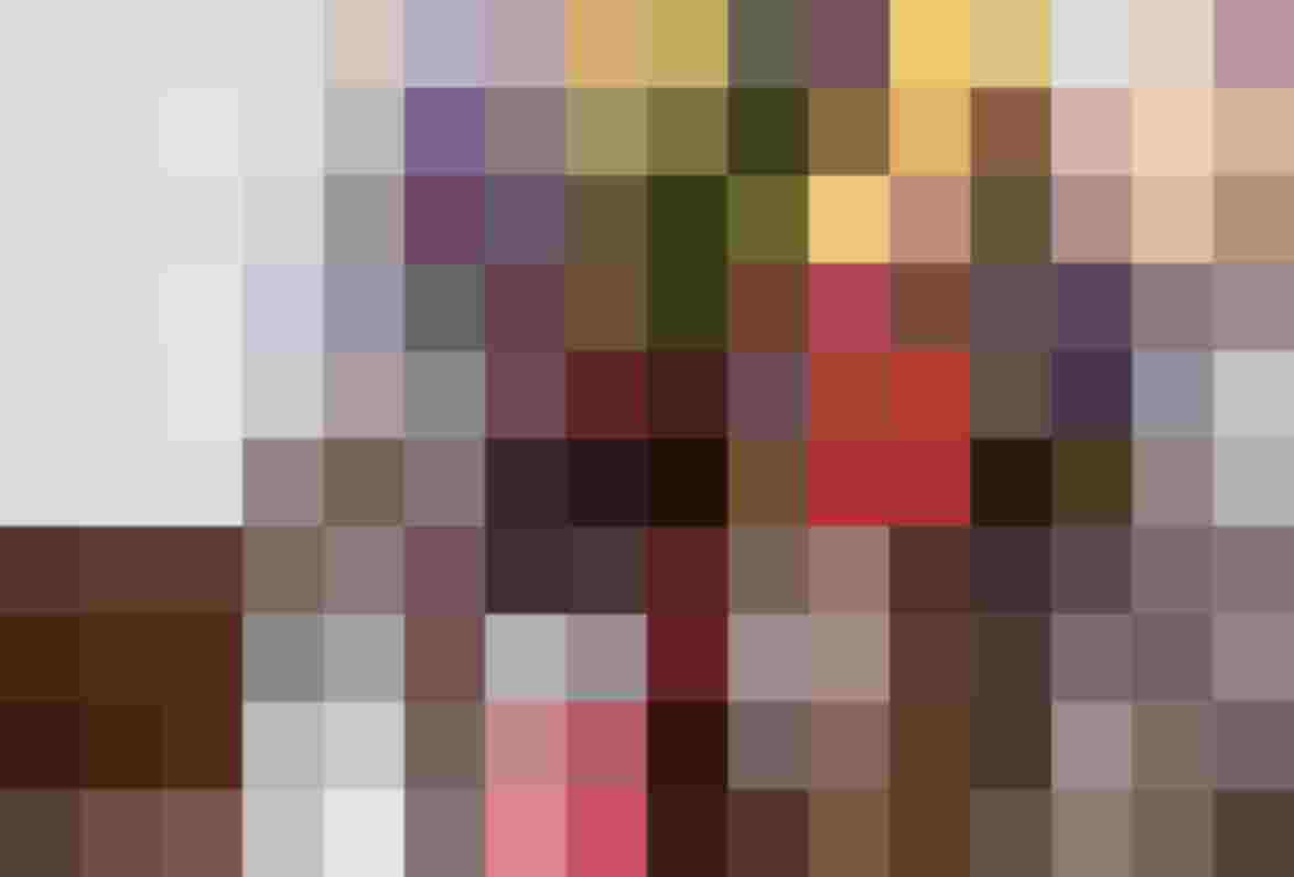 Hausgemachte Schnäpse und Blumenarrangement auf dem Tisch im Hinterburghof.