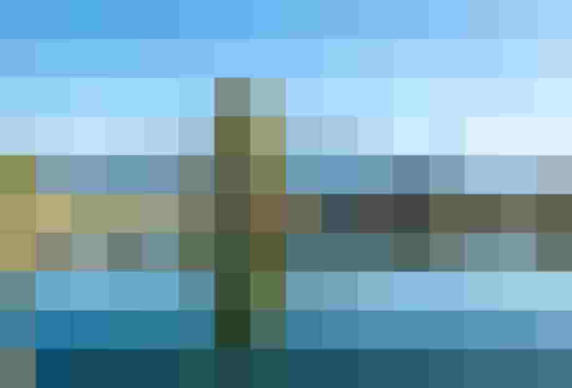 Idyllischer Badeteich am Hinterburghof mit traumhafter Bergkulisse in Saalfelden, Salzburg.