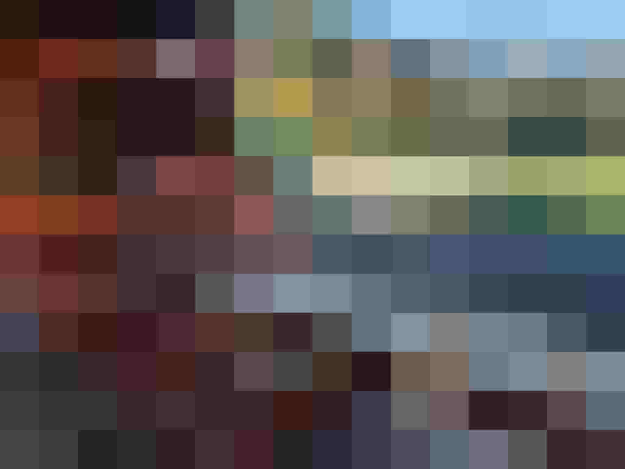 Sägereise mit Holz, grüner Wiese und Bergen im Hintergrund am Hinterburghof, Saalfelden.