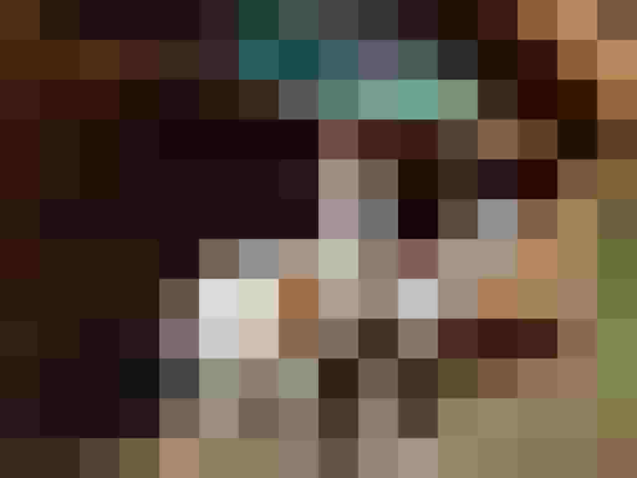 Zwei Ziegen vor einem Holzstall mit dem Schild "Urlaub am Bauernhof".