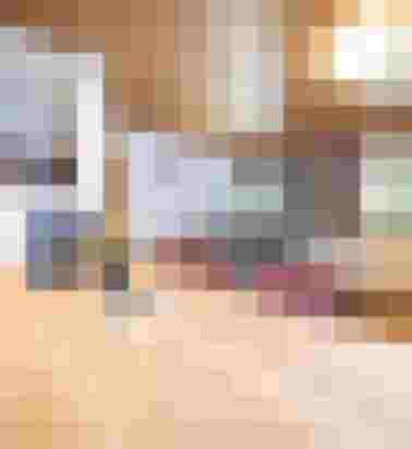 Moderne Ferienwohnung mit Holzdecke, gemütlichem Essbereich und Blick aus dem Fenster.