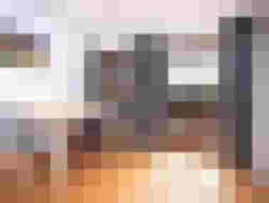 Moderne Appartement-Ausstattung mit Tisch und Stühlen, Blick auf die Berge in Saalfelden.