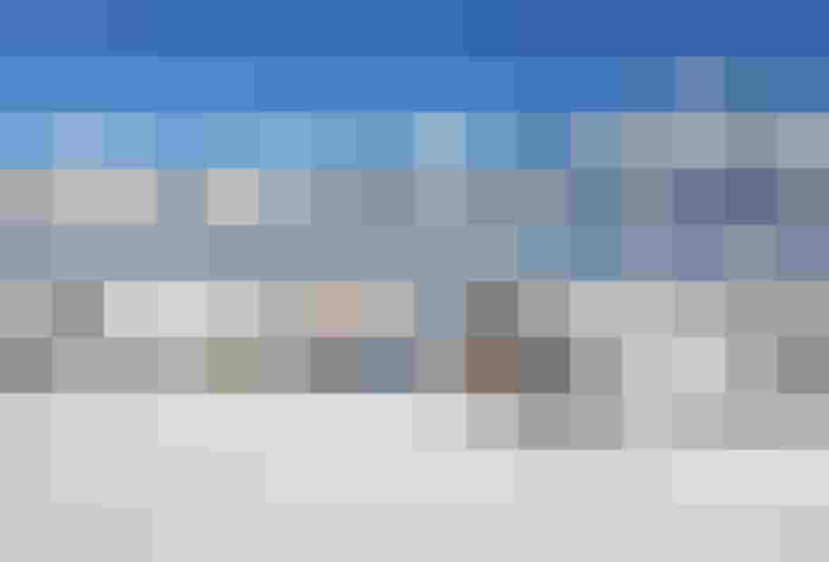 Schneebedeckte Berglandschaft mit dem Hinterburghof und modernen Appartements in Saalfelden.