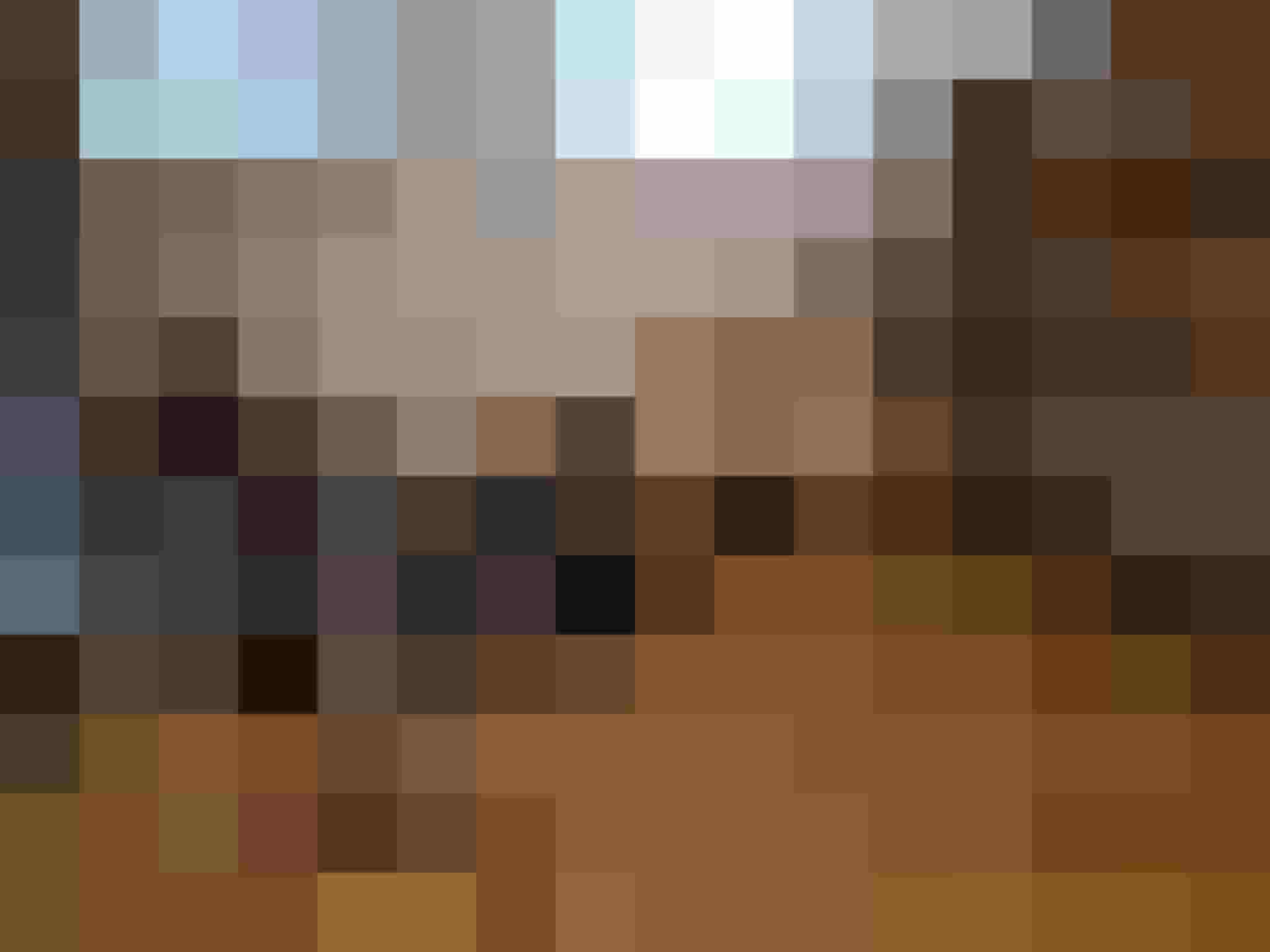 Hühner in einem Stall mit Stroh und Futterplatz, typisch für einen Bauernhofurlaub.