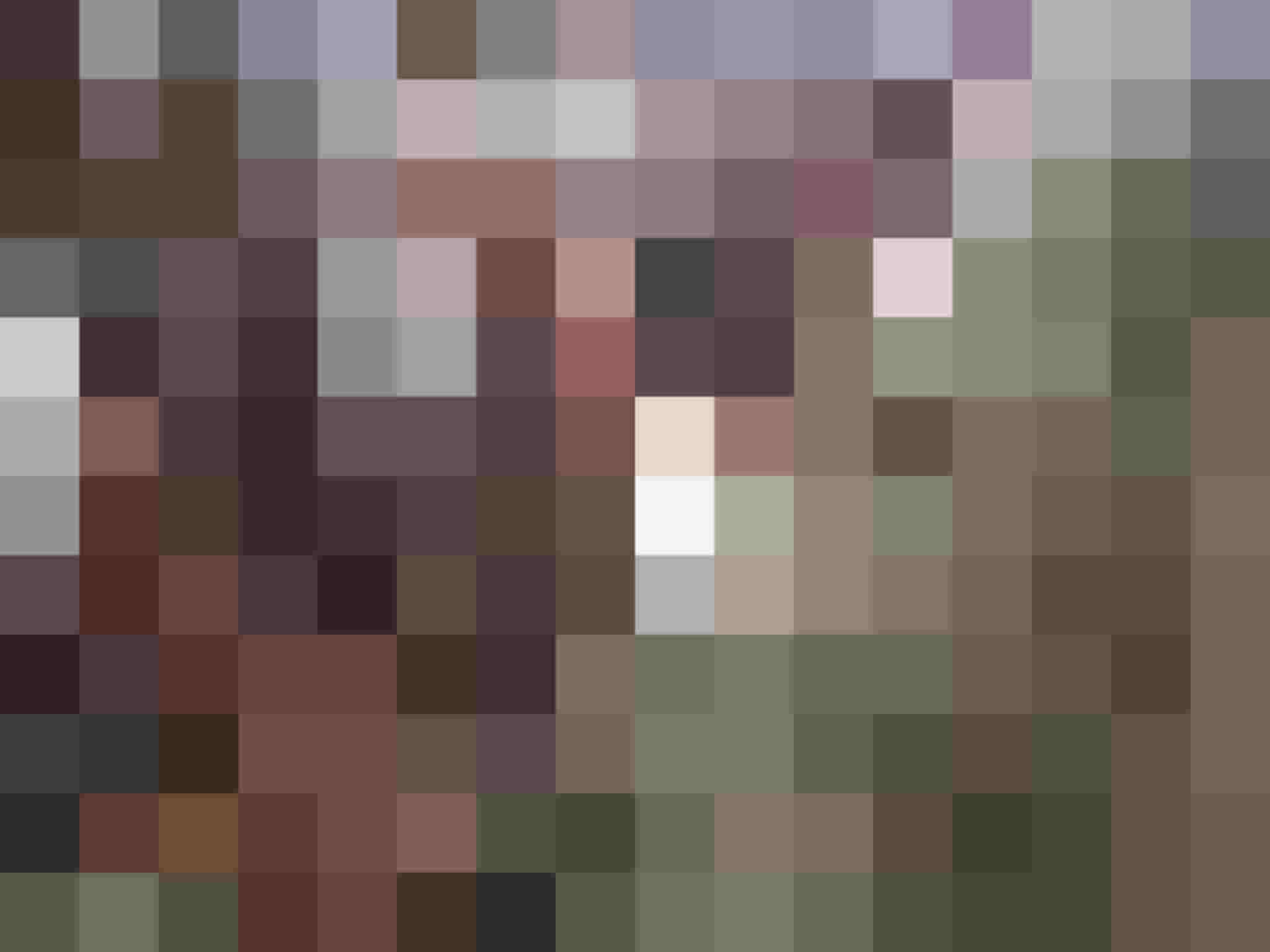 Kühe fressen frisches Heu in einem modernen Stall am Hinterburghof in Saalfelden.