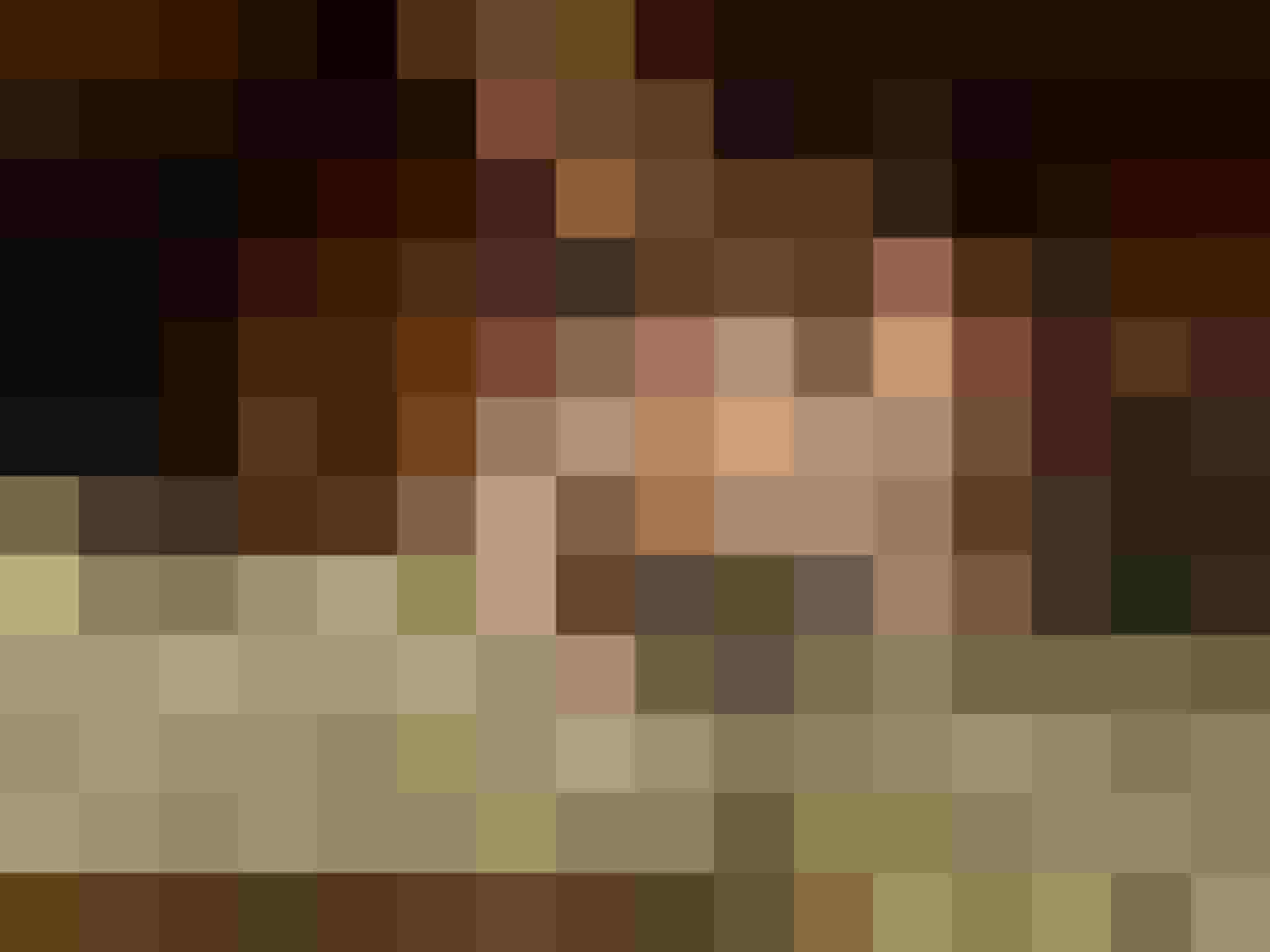 Brauner Hase sitzt in frischem Heu, Teil des Lebens am Hinterburghof in Saalfelden.