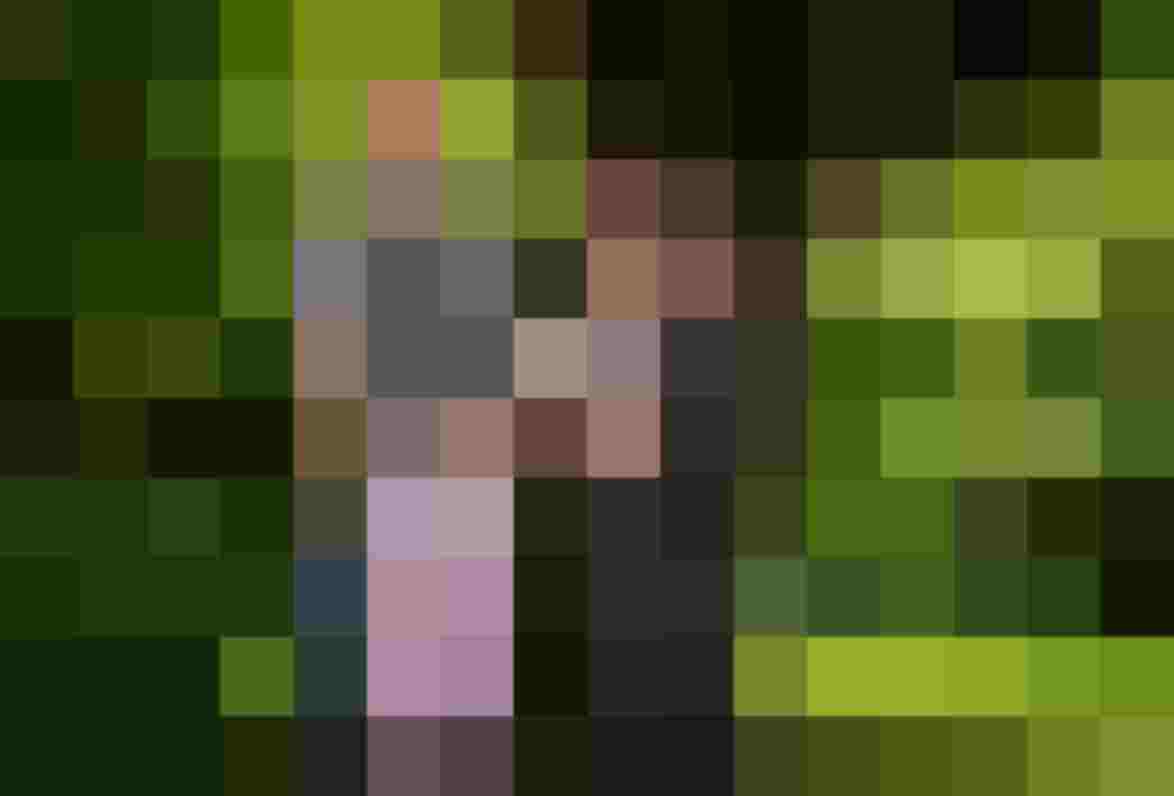 Familie posiert im Freien, umgeben von grüner Natur am Hinterburghof in Saalfelden.