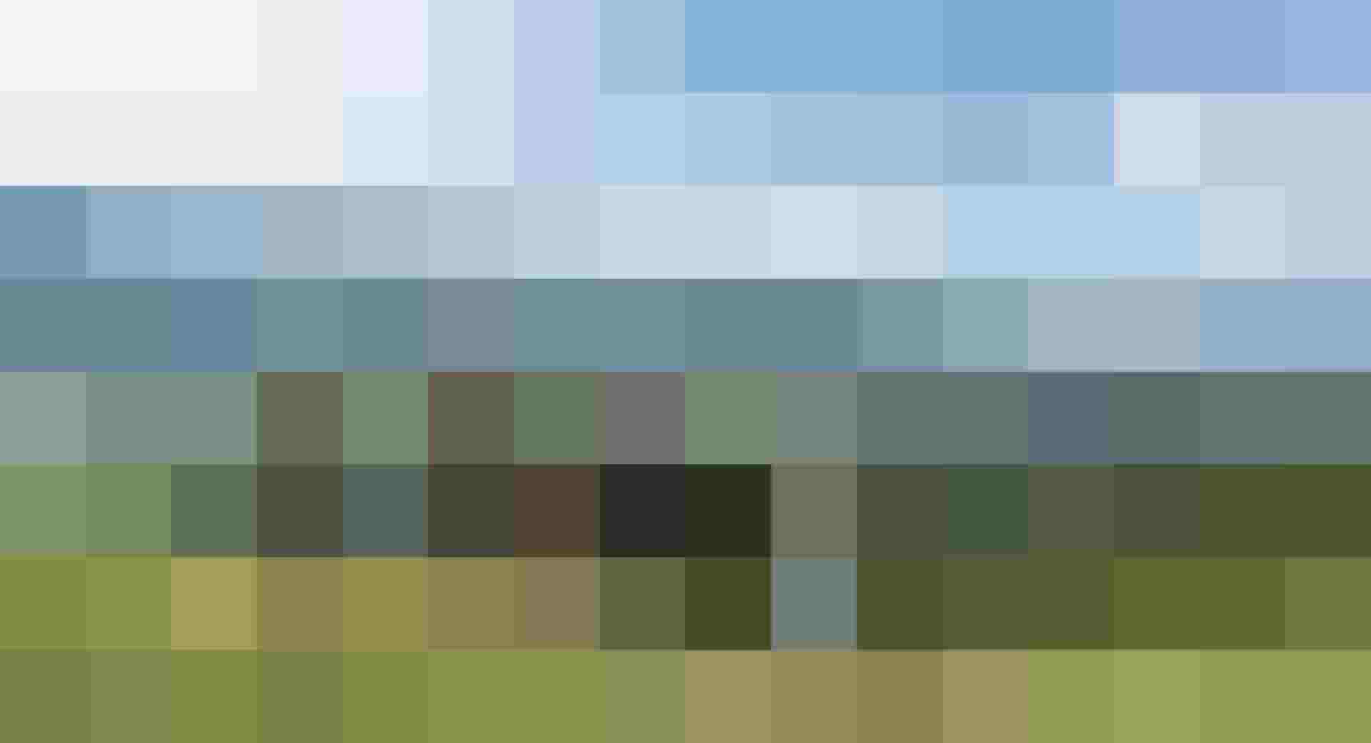 Familie wandert durch die idyllische Berglandschaft von Saalfelden, mit grünen Wiesen und Bäumen.