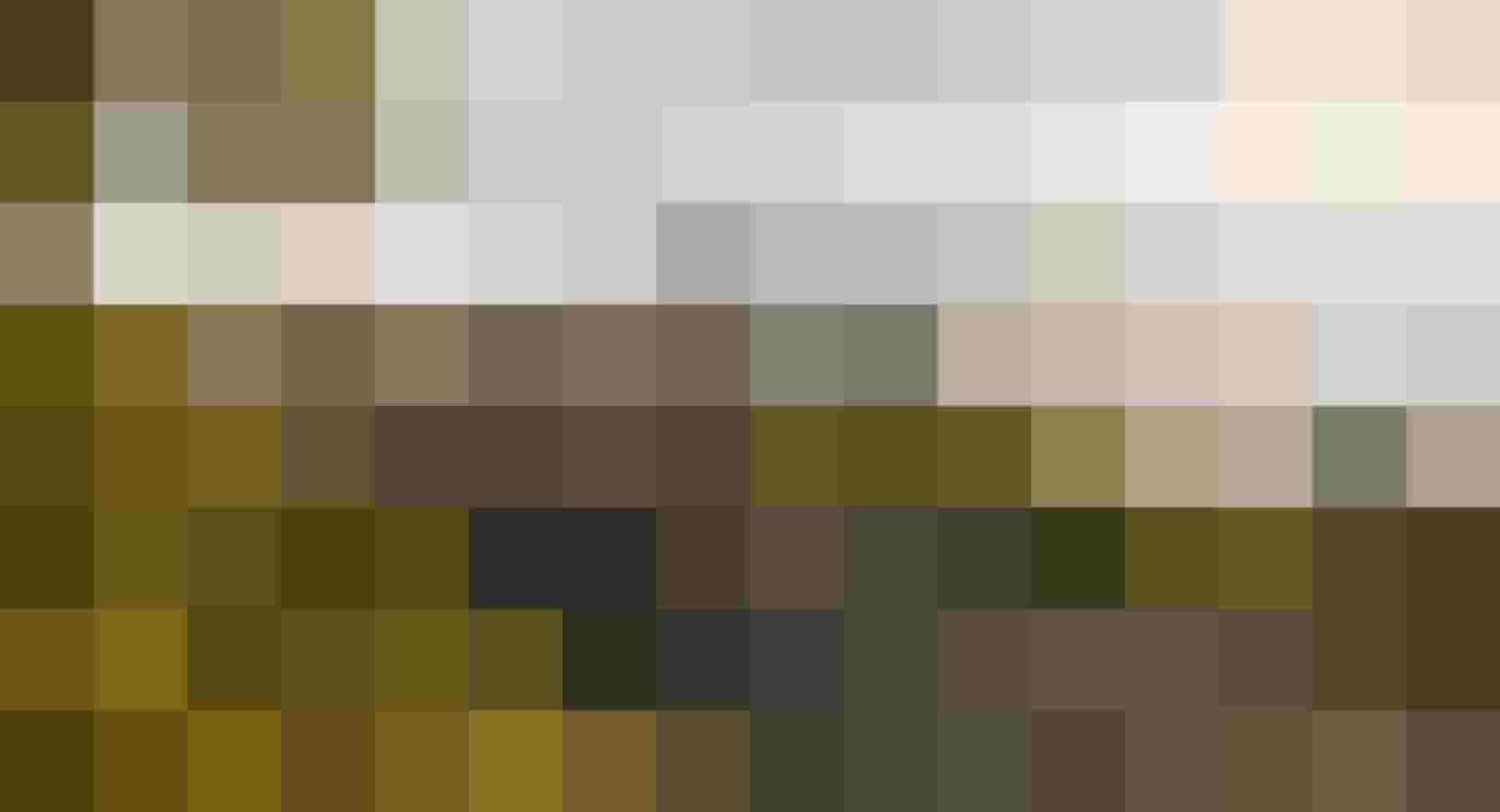 Zwei Mountainbiker fahren auf einem Waldweg mit Blick auf Nebel und Berge in Saalfelden.